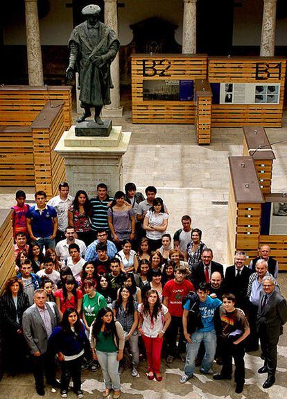 Alumnos y profesores de los tres centros premiados, ayer, en La Nau.