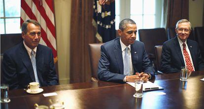 El portavoz de la Cámara de Representantes, John Boehner (izquierda), Barack Obama y el líder demócrata en el Senado, Harry Reid, en una reunión en la Casa Blanca.