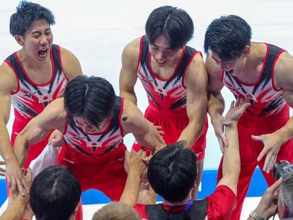 El equipo japonés celebra la victoria en el Mundial de gimnasia.
