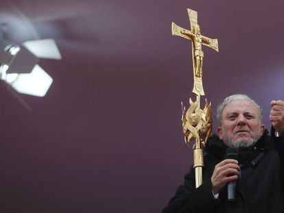 El l&iacute;der de los neocatecumenales, Kiko Arg&uuml;ello, se dirige a los fieles en la plaza de Col&oacute;n.