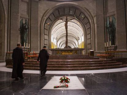 Tumba del dictador Francisco Franco en la parte central del crucero y frente al altar de la Baslíca del Valle de los Caídos. 