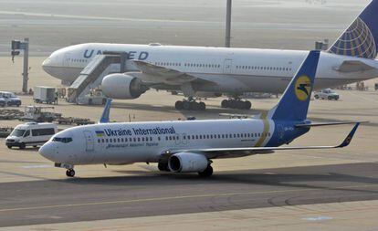 Imagen de un Boeign 737-800 en el aeropuerto de Fráncfort, Alemania, perteneciente a la aerolínea Ukraine International.
