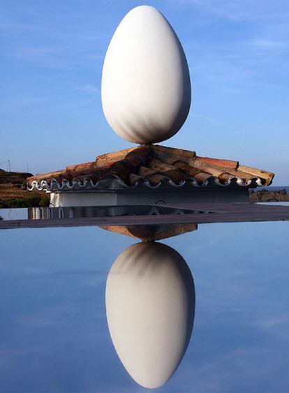 El clásico huevo daliniano reflejado en el techo acristalado de la nueva torre de Portlligat.