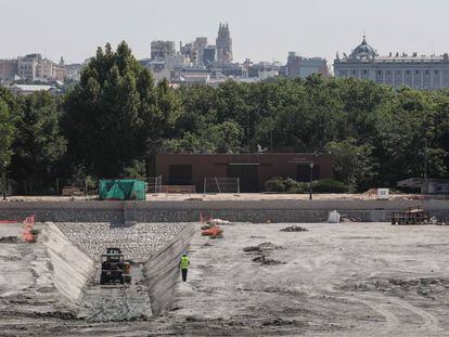 Estado actual del estanque del lago de la Casa de Campo durante su remodelación.