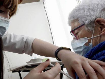 Un paciente recibe una vacuna de Pfizer/BioNTech en Francia