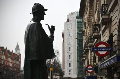 Estatua de Sherlock Holmes, cerca de la calle Baker Street en Londres.