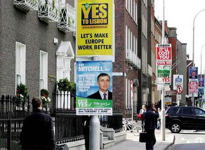 Carteles a favor y en contra del nuevo Tratado de la Unión Europea en una calle de Dublín.