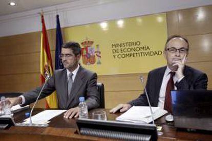 El subgobernador del Banco de España, Fernando Restoy (d), y el secretario de Estado de Economía, Fernando Jiménez Latorre (d), durante la rueda de prensa que han ofrecido hoy para presentar el informe de la consultora Oliver Wyman sobre la banca española.