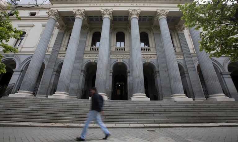 Fachada del edificio de la Bolsa de Madrid.