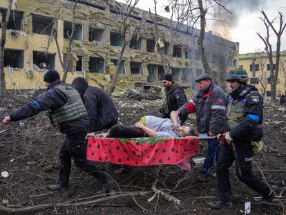 La Foto del año para World Press Photo, en la que una embarazada es evacuada en camilla de un hospital infantil en Mariúpol, tras un bombardeo ruso. Tanto la mujer como su hijo murieron.