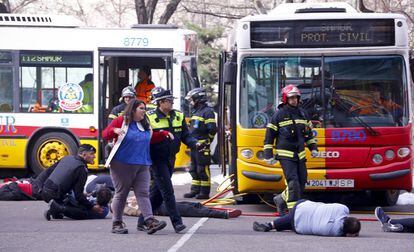 Simulacro de accidente de autobuses frente al estadio Santiago Bernabéu.