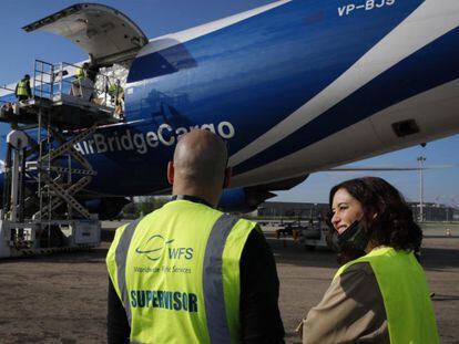 Isabel Díaz Ayuso recibe, en el aeropuerto de Barajas, un avión de la Comunidad de Madrid con material sanitario, en abril de 2020.