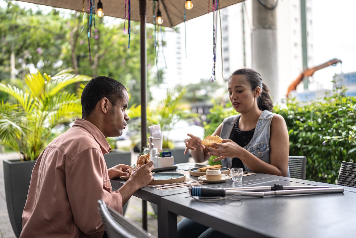 What is it like for a blind man to eat in a restaurant? - Pledge Times