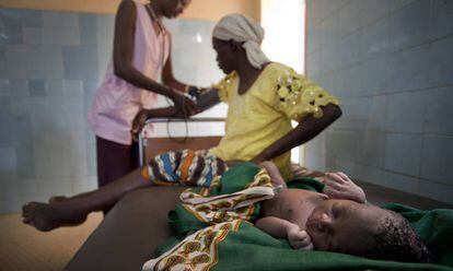 Una madre se toma la presión sanguínea en Bamako, Malí.