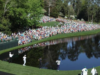 Phil Mickelson, Tiger Woods, Fred Couples y Thomas Pieters golpean sus bolas durante una sesión de entrenamiento del Masters de Augusta.