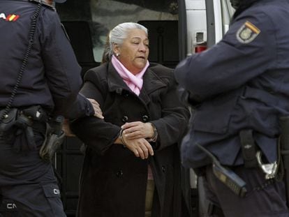 Francisca Cortés Picazo, conocida como 'La Paca', matriarca de uno de los principales clanes del poblado de Son Banya de Palma, tras ser detenida en 2013.