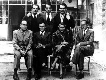 De izquierda a derecha y de arriba abajo, Rafael Alberti, Luis Buñuel, Federico García Lorca, Eduardo Ugarte, el dirigente comunista José Díaz, María Teresa León y el periodista Miguel González, director de 'Mundo Obrero', en febrero de 1936.