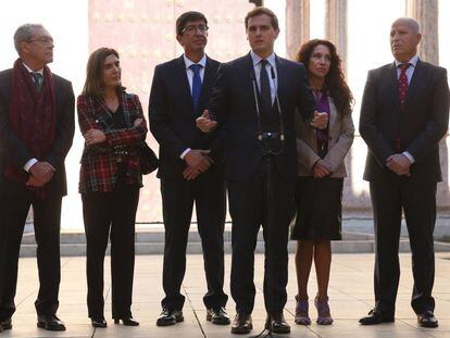 El consejero de Economía andaluz, Rogelio Velasco (izq.), junto al presidente de su partido, Albert Rivera, en enero.