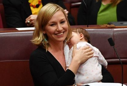 La parlamentaria australiana Larissa Waters, con su bebé en el Parlamento.