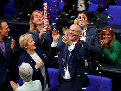 El parlamento alemán saca adelante la iniciativa con 393 votos a favor. Merkel y otros 225 parlamentarios ha votado en contra