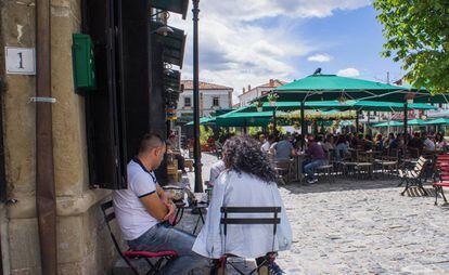 Terraza en la ciudad de Korçë, en el sureste de Albania.