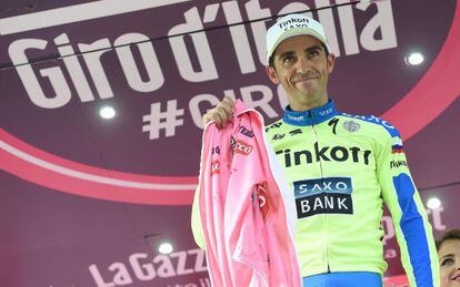 Contador muestra la &#039;maglia rosa&#039;, al no pod&eacute;rsela poner.