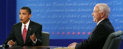 El candidato demócrata Barack Obama responde a una pregunta del moderador en el tercer debate presidencial antes de las elecciones del 4 de noviembre.