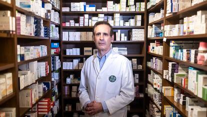 El farmacéutico Juan Gil, en el interior de su farmacia en Villa del Prado, pueblo del oeste de la Comunidad de Madrid.
