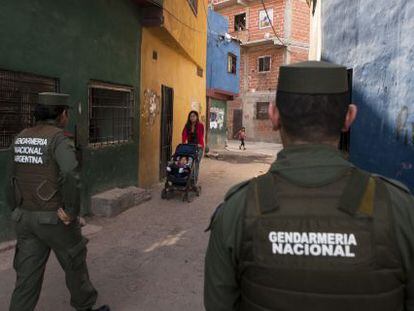 Dos gendarmes patrullan por la villa 1-11-14, en Buenos Aires. 