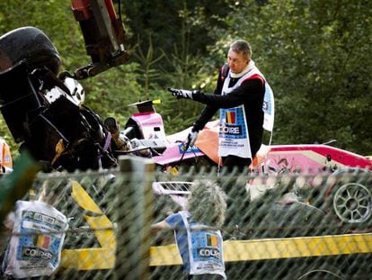 Los operarios de Spa retiran el coche accidentado de Anthoine Hubert.