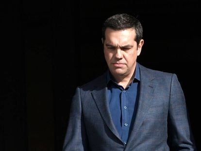 Tsipras comparece ante los medios tras la dimisión de su ministro. 