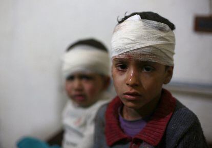 Niños sirios son atendidos en un hospital improvisado en la zona rebelde de Duma, tras un ataque de las fuerzas aéreas sirias. Durante el pasado mes de enero, al menos 461 personas perecieron y más de un millar resultaron heridas por bombardeos del ejército en distintas provincias, según datos publicados el lunes por el Observatorio Sirio de Derechos Humanos.