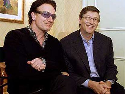 El cantante irlandés Bono y el presidente de Microsoft, Bill Gates, posan juntos en el hotel Waldorf.