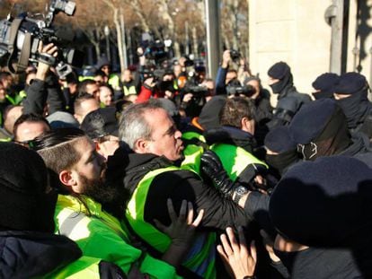 Los Mossos evitan la entrada de taxistas en el parque de Ciutadella.