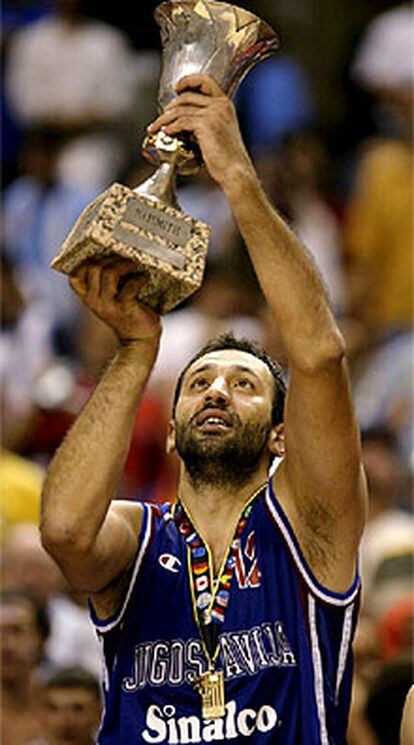 El jugador del equipo yugoslavo Vlade Divac alza la Copa del Mundo.