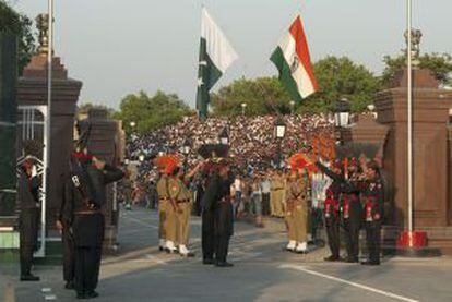 Ceremonia diaria de cierre de puertas en Wagah, paso fronterizo entre India y Pakistán.