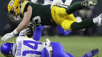 Dos jugadores se disputan el balón en un partido de la NFL.