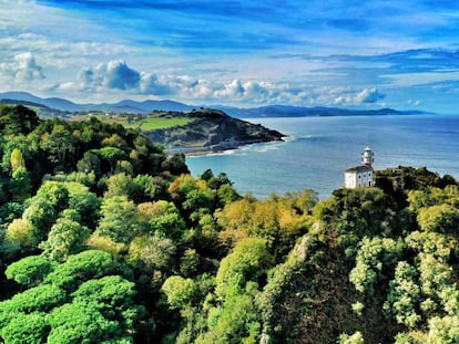 El faro de San Antón corona el Ratón de Getaria; al fondo, la vista se pierde hasta el cabo Machichaco.