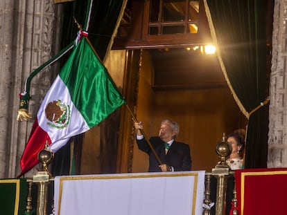 El presidente Andrés Manuel López Obrador da el grito de independencia desde el Palacio Nacional.