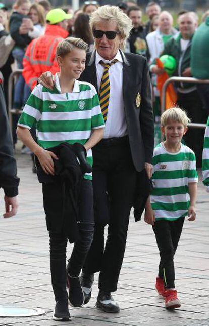 El cantante Rod Stewart junto a sus hijos, Alastair y Aiden, en un partido de fútbol en Glasgow en septiembre de 2017.