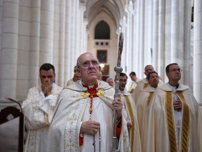 El arzobispo de Madrid, el cardenal Carlos Osoro, durante la procesión de Corpus Christi de este domingo en Madrid.