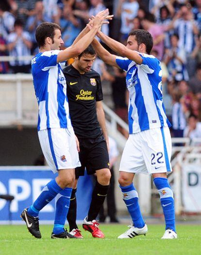 Imanol Agirretxe y Dani Estrada celebran el primer gol delante de Cesc