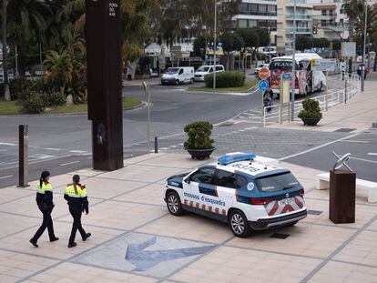 Una patrulla de agentes de los Mossos d Esquadra realiza labores de seguridad ciudadana en el paseo maritimo de Cambrils junto al memorial en homenaje a las victimas del atentado del 18 de agosto del 2017.