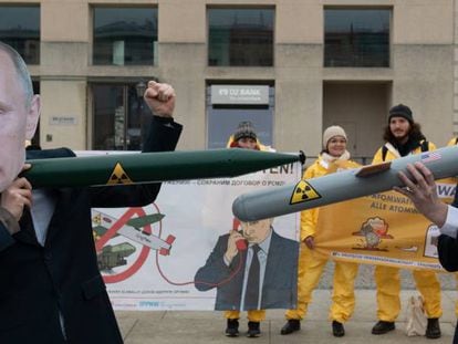 Manifestantes con máscaras de Donald Trump y Vladímir Putin protestan contra la disolución de un acuerdo en materia nuclear entre EE UU y Rusia, en febrero pasado, en Berlín.