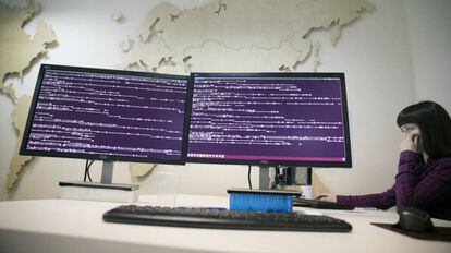 Los expertos de la compañía de seguridad rusa Group-IB analizan el nuevo ataque informático en Moscú, Rusia.