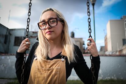 Marina Pedroza es acompañante de aborto y en 2020 interrumpió su propio embarazo en casa, con medicamentos, en compañía de sus amigas en la Ciudad de México. “El día que aborté fue muy bonito, me sentí acompañada y cuidada”, asegura.