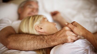 Una pareja madura en la cama.