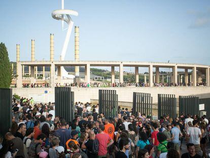 Seguidores de U2 en los accesos al Estadio Olimpico de Barcelona. 