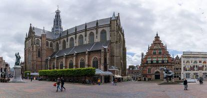 La Grote Markt o plaza Mayor de Haarlem, presidida por la catedral y el Vleeshal.