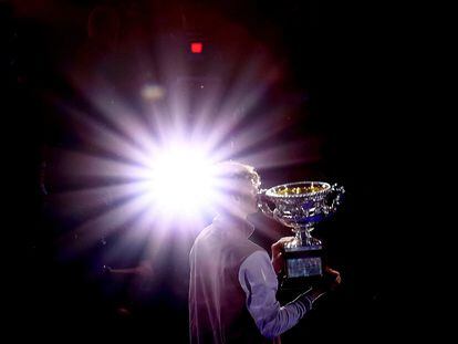 Sinner posa con el trofeo de campeón en Melbourne Park.